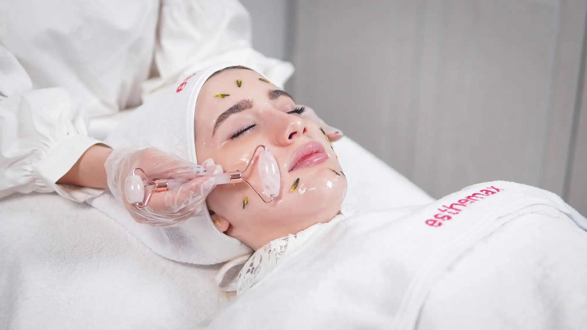 Massage du visage au rouleau