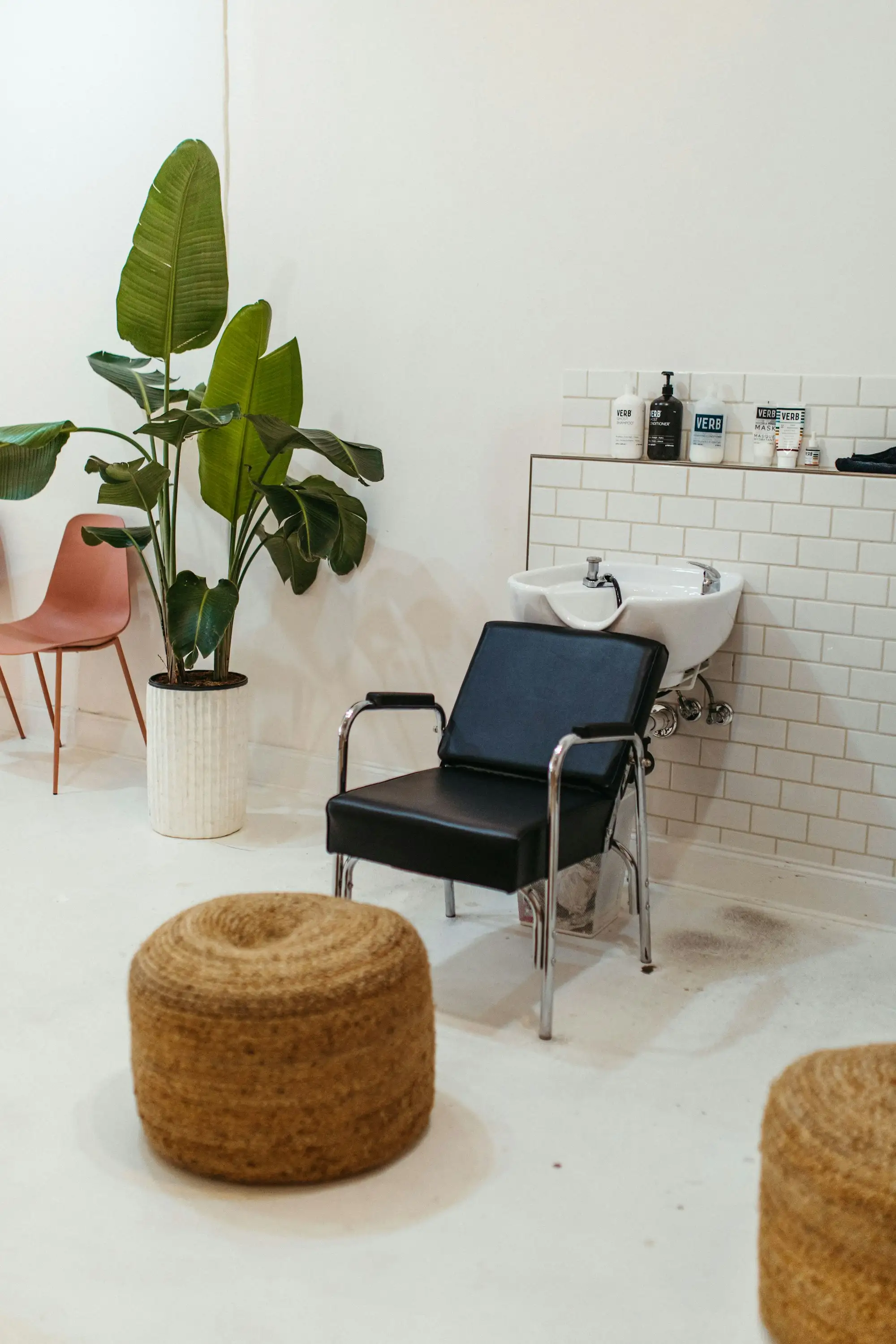 Espace de soin lumineux avec plantes