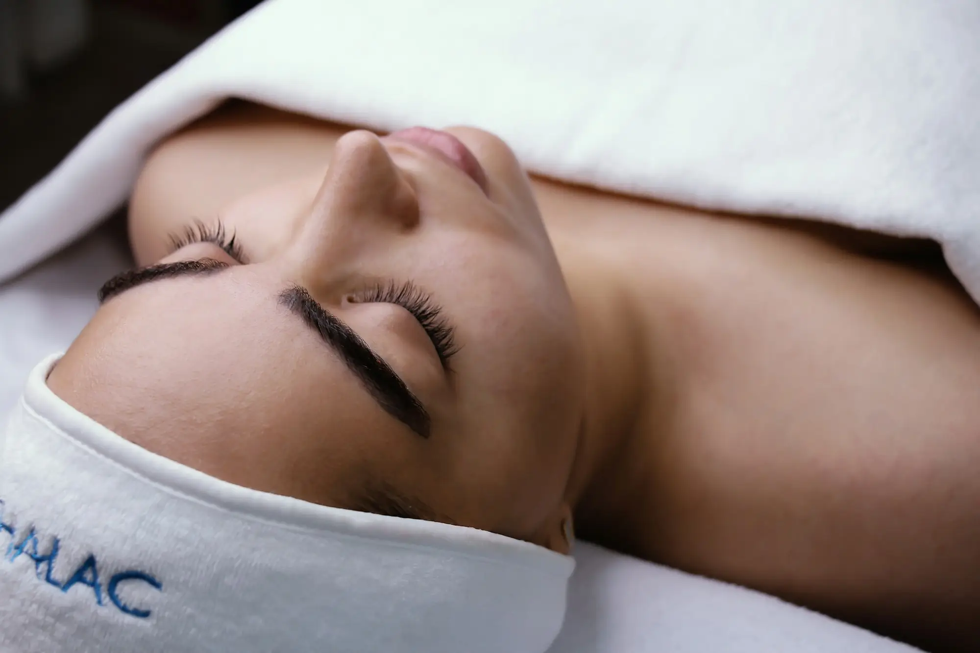 Cliente détendue pendant un soin du visage