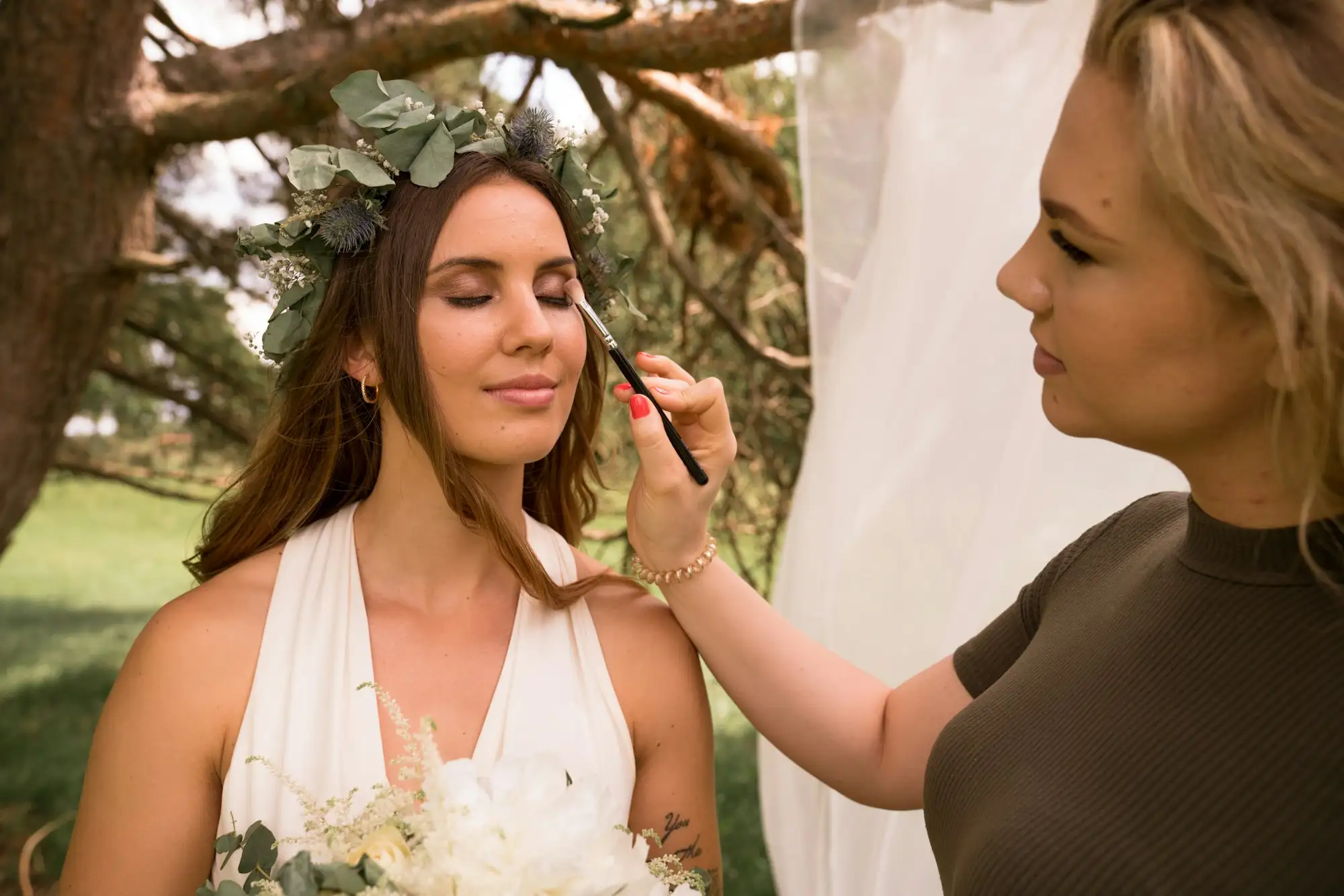 Maquillage d’une mariée en extérieur