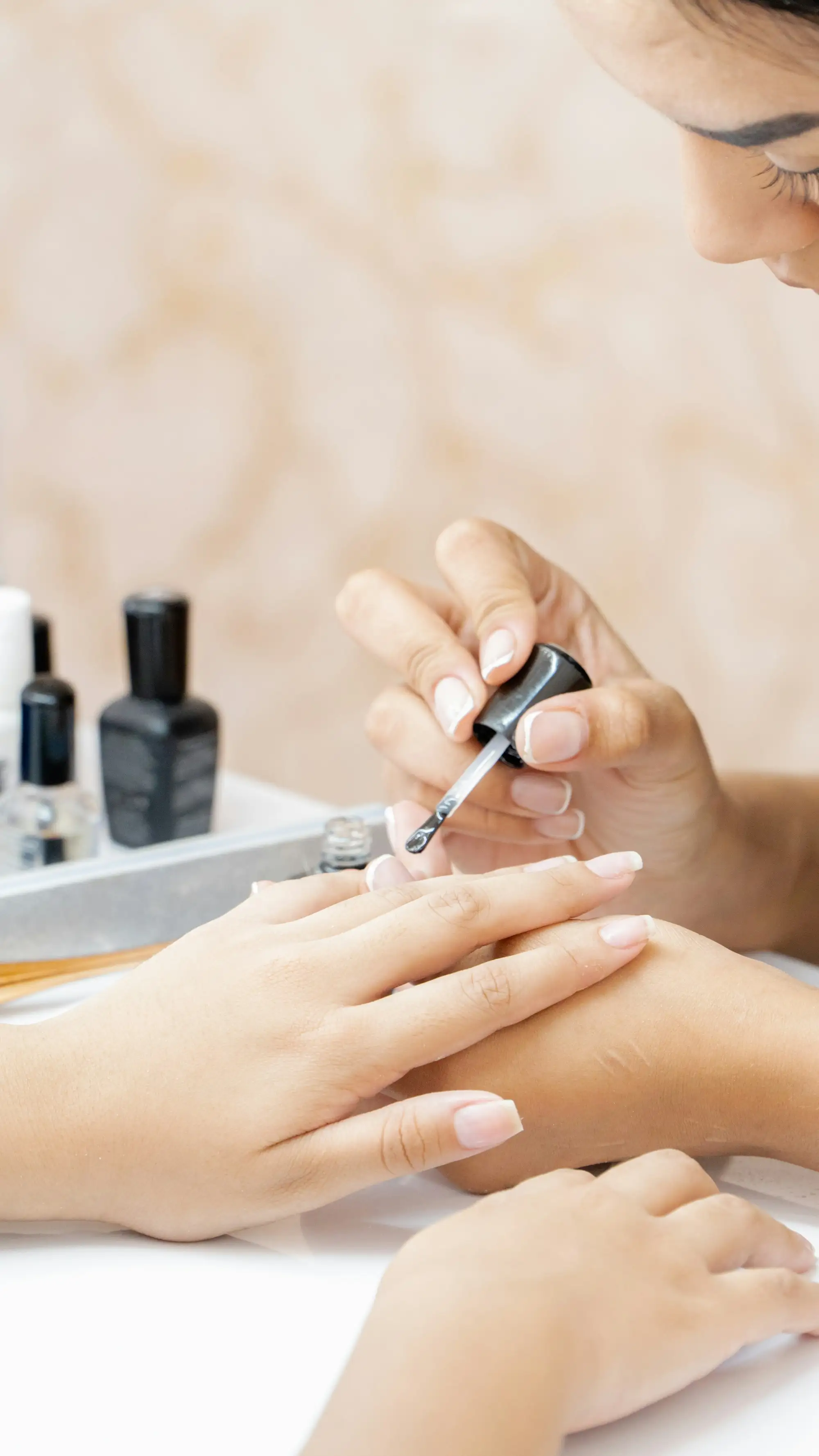 Pose de vernis par une prothésiste ongulaire