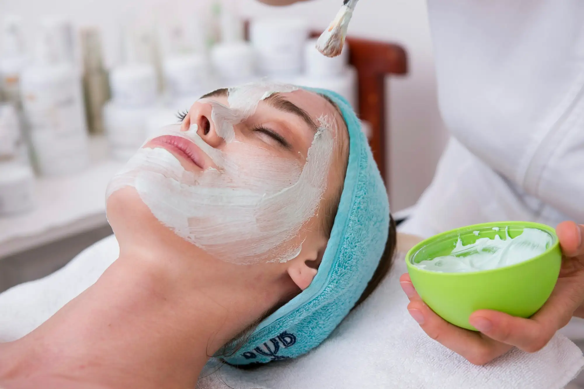 Application d’un masque pendant un soin du visage